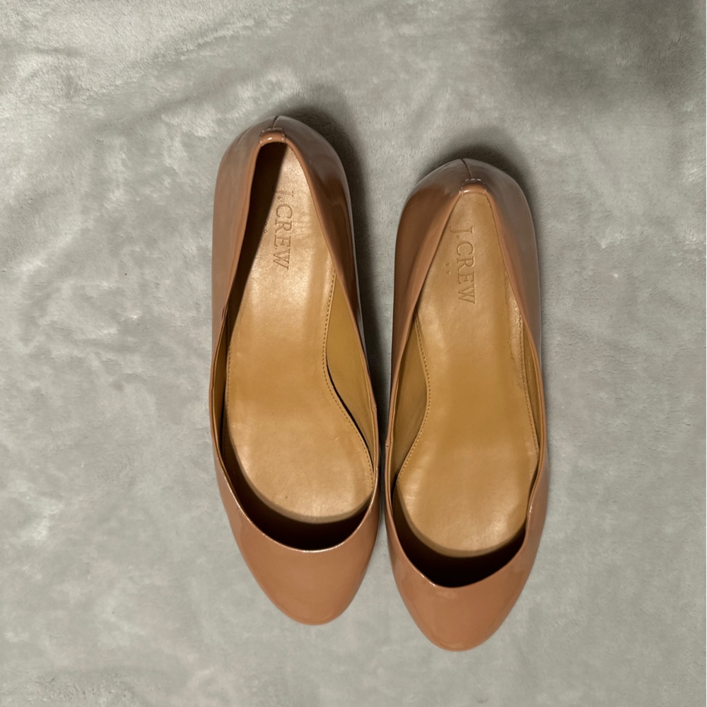 USED J CREW PATENT TAN FLATS SIZE 10